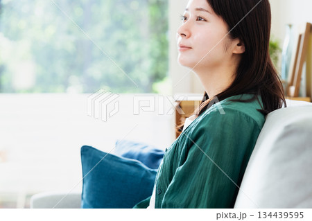 リビングでくつろぐ若い女性 134439595