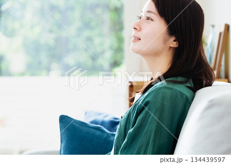 リビングでくつろぐ若い女性 134439597
