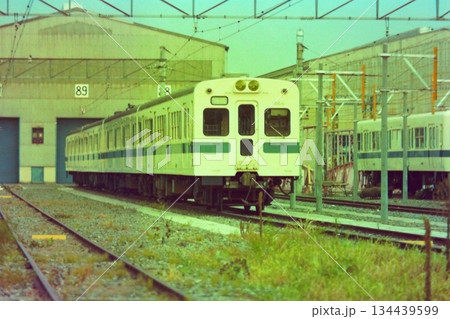 小田急1800形、1854～1803、右は冷房化・側面表示改造中の2600形、1979年8月12日 134439599