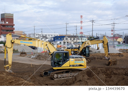 工事現場のショベルカー 工事現場のショベルカー 134439670