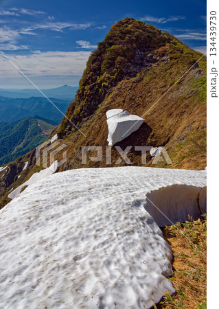 残雪と谷川岳・トマの耳 残雪と谷川岳・トマの耳 134439730