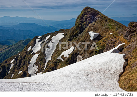 残雪の谷川岳・トマの耳と赤城山の眺め 134439732