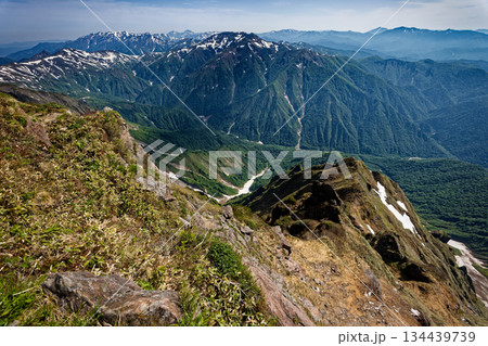 谷川岳・オキの耳と一ノ倉岳から見る朝日岳・越後・尾瀬の山並み 134439739