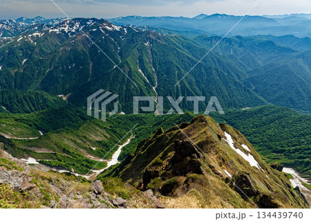 谷川岳・オキの耳と一ノ倉岳から見る朝日岳・越後三山・尾瀬の山並み 谷川岳・オキの耳と一ノ倉岳から見る朝日岳・越後三山・尾瀬の山並み 134439740