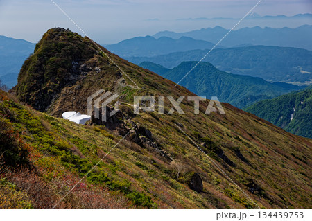 谷川岳・オキの耳稜線から見るトマの耳と富士山遠望 谷川岳・オキの耳稜線から見るトマの耳と富士山遠望 134439753