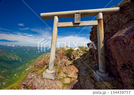 谷川岳・富士浅間神社奥ノ院の鳥居と一ノ倉岳・茂倉岳・苗場山の眺め 134439757