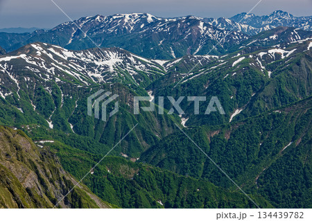 谷川岳・オキの耳稜線から見る残雪の清水峠と巻機山・越後三山 谷川岳・オキの耳稜線から見る残雪の清水峠と巻機山・越後三山 134439782