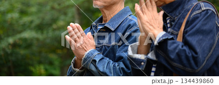 高齢夫婦が神社で手を合わせる 高齢夫婦が神社で手を合わせる 134439860