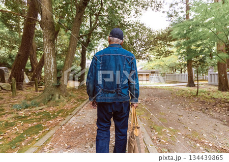 シニア男性の神社参道散策 134439865