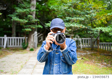 神社で撮影するシニアの男性 134439873