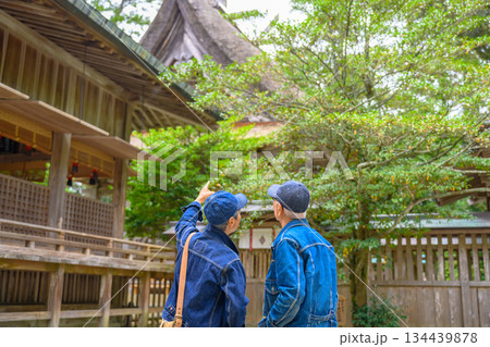 神社で説明するシニア男性二人 神社で説明するシニア男性二人 134439878