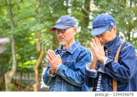 神社で祈るデニムの熟年夫婦 神社で祈るデニムの熟年夫婦 134439879