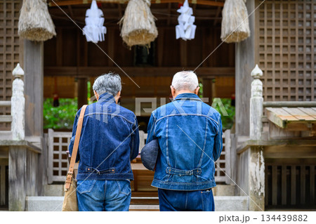水若酢神社で祈る高齢の夫婦 134439882