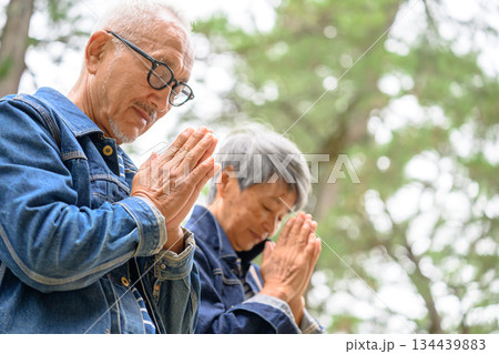 神社で祈る熟年夫婦 神社で祈る熟年夫婦 134439883