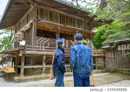神社を訪れるデニム姿のシニア夫婦 神社を訪れるデニム姿のシニア夫婦 134439888