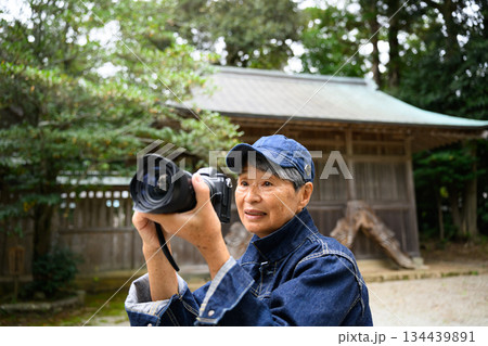 神社で撮影を楽しむシニア女性 134439891