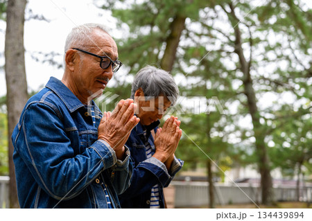 神社で手を合わせるシニア夫婦 神社で手を合わせるシニア夫婦 134439894