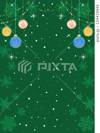 超シンプルクリスマス背景、かわいい、雪、オーナメント、緑、縦、イラスト 134439949
