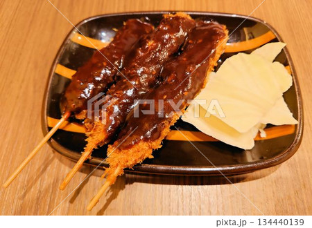 名古屋名物のみそ串カツとキャベツの盛り付け 134440139