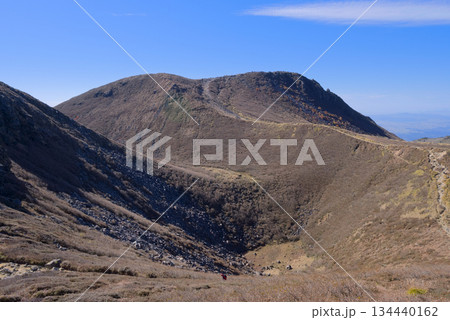 大分県のくじゅう連山、天狗ヶ城中腹から望む久住山と御池西側火口 134440162