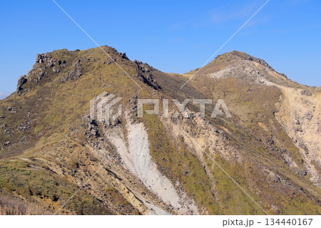 大分県のくじゅう連山、久住分かれ付近から望む星生山 134440167