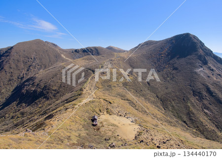 大分県のくじゅう連山、星生山東端から望む中岳、久住山 大分県のくじゅう連山、星生山東端から望む中岳、久住山 134440170