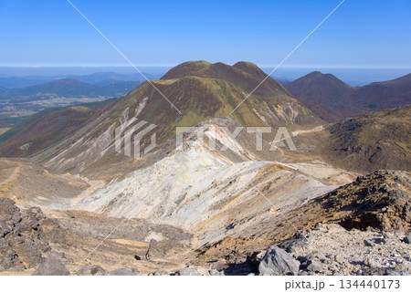 大分県のくじゅう連山、星生山付近から望む三俣山 134440173