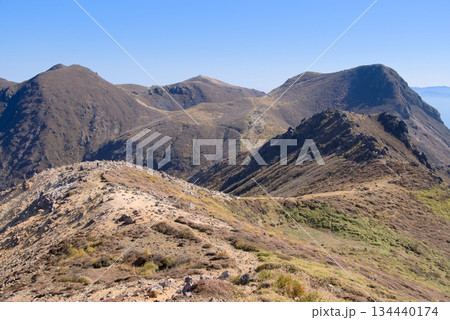 大分県のくじゅう連山、星生山付近から望む中岳、稲星山、久住山 134440174