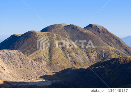 大分県のくじゅう連山、久住分かれ付近から望む三俣山 134440187