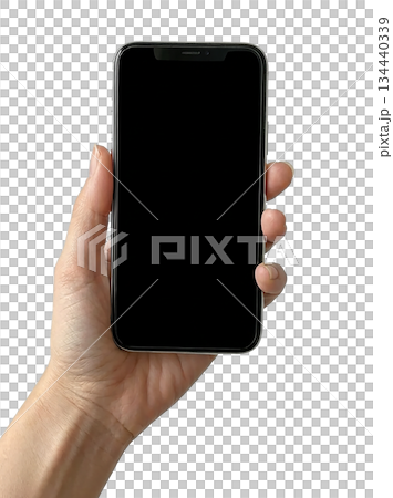 一位四十多歲的家庭主婦的手拿著一部智慧型手機 134440339