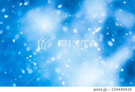 雪が舞い落ちる真冬の美瑛川の青く見える水を上から見た風景 134440416