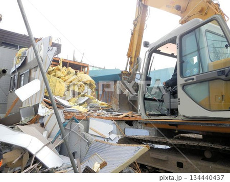 油圧ショベルによる住宅の解体工事現場 油圧ショベルによる住宅の解体工事現場 134440437