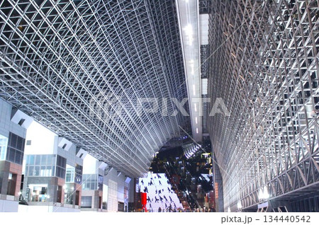圧巻の京都駅ビルの建築美 134440542