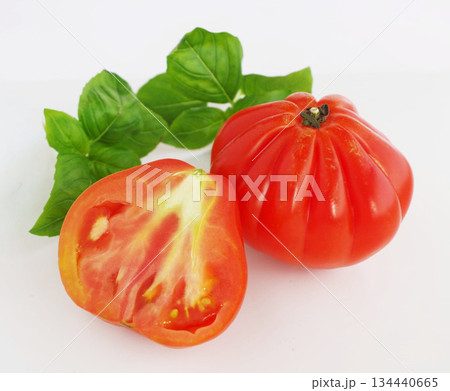 カットしたトマト バジル トマト 野菜 134440665