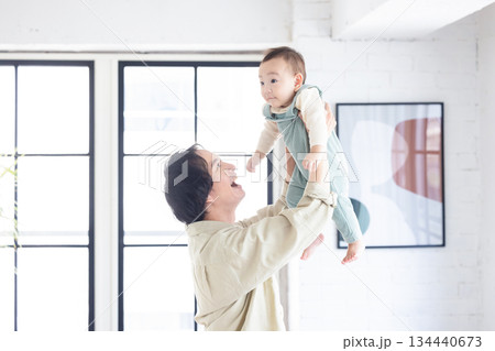 父親と遊ぶ男の子 134440673