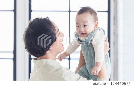 父親に抱っこされる赤ちゃん 134440674