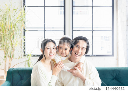 リビングでくつろぐ若い家族 リビングでくつろぐ若い家族 134440681