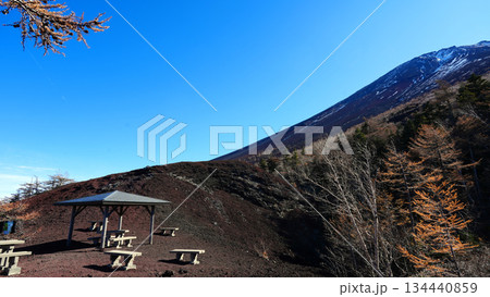 御中道五合目からの富士山頂上 御中道五合目からの富士山頂上 134440859