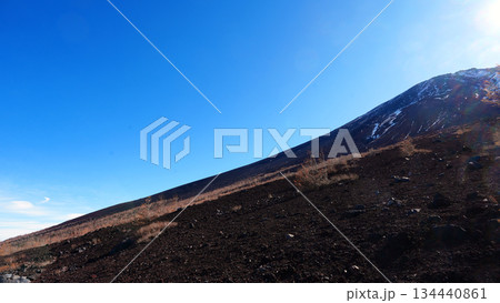 御中道五合目からの富士山頂上 134440861