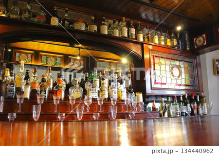 お酒が並ぶバーカウンター 神戸異人館英国館にて お酒が並ぶバーカウンター 神戸異人館英国館にて 134440962