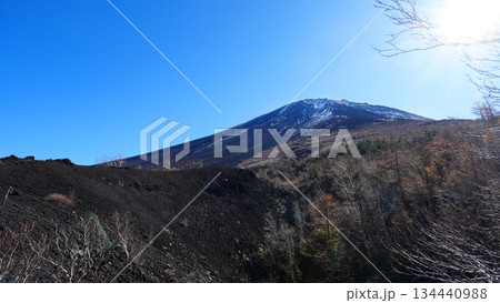 御中道五合目からの富士山頂上 134440988