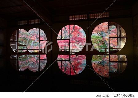 紅葉の名所 日本の自然と空間美 嵐山祐斎亭 紅葉の名所 日本の自然と空間美 嵐山祐斎亭 134440995