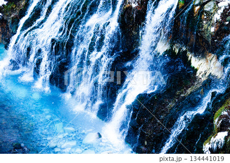 真冬の北海道美瑛町にある白ひげの滝と美瑛川 134441019