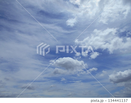 青空に広がる薄い雲と流れる雲 134441137