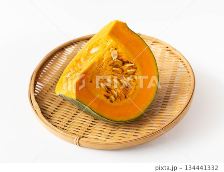 ザルにのったかぼちゃ 北海道産のカボチャ ザルにのったかぼちゃ 北海道産のカボチャ 134441332