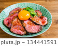 卵黄をのせたローストビーフ丼 134441591
