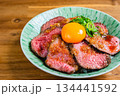卵黄をのせたローストビーフ丼 134441592