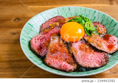 卵黄をのせたローストビーフ丼 134441592