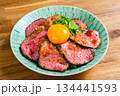 卵黄をのせたローストビーフ丼 134441593