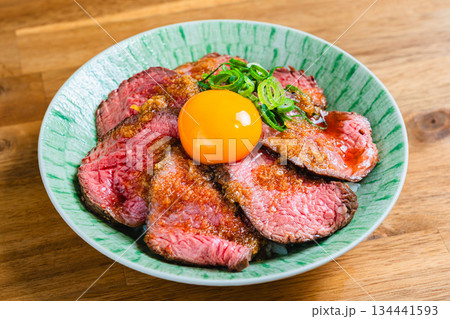卵黄をのせたローストビーフ丼 134441593